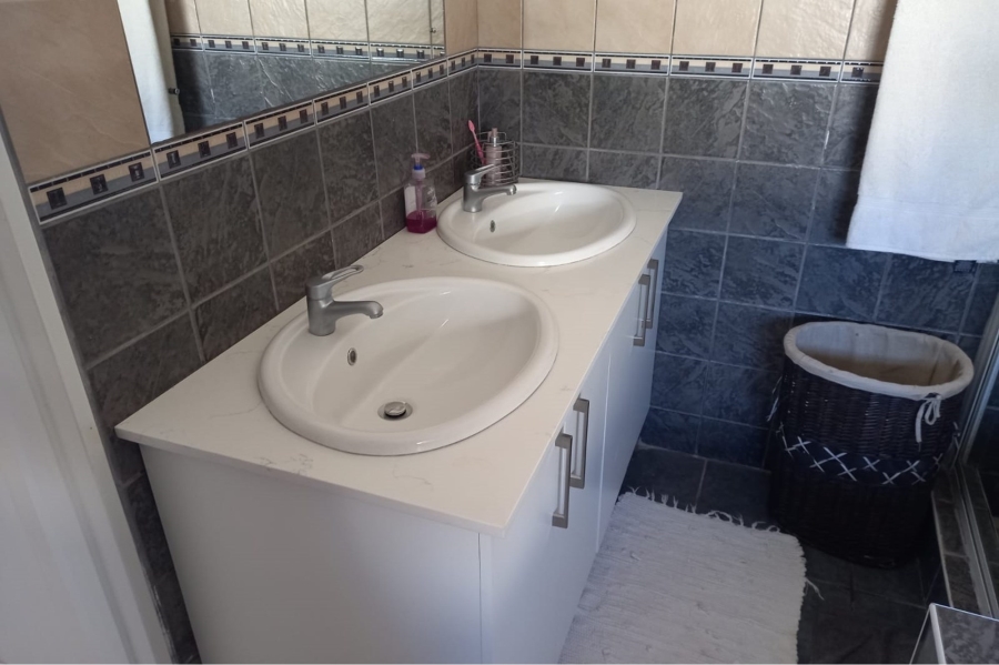 To Let 5 Bedroom Property for Rent in Paradise Beach Western Cape